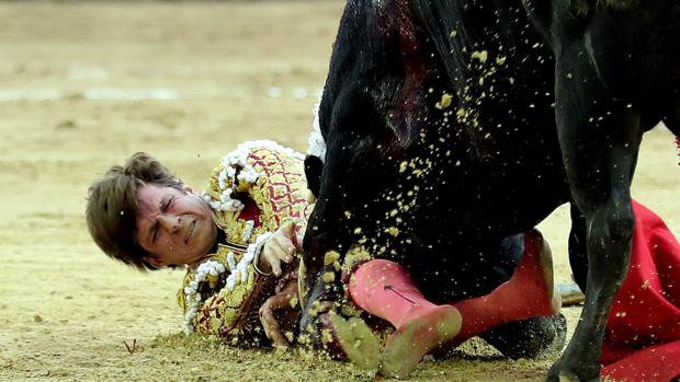 El Juli, con una cornada, aguanta al pie del cañón e indulta un toro en Bogotá