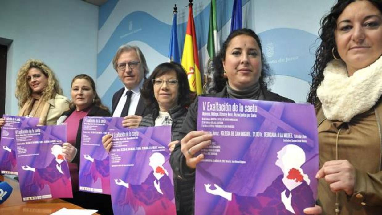 Las saeteras y exaltadoras, junto a los ediles presentando el cartel.