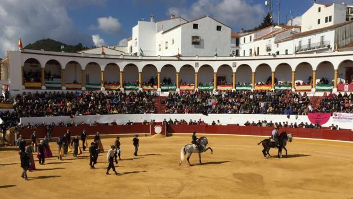 Paseíllo en la plaza de toros de Aracena