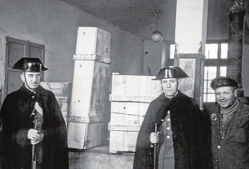 Dos guardias civiles custodiando las cajas con los primeros documentos del Archivo de Simancas devueltos por Francia en la estación de Atocha de Madrid el 12 de febrero de 1941