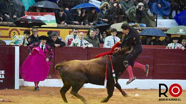 El milagro de Mar Santos entre las oleadas de viento en la Feria de Olivenza