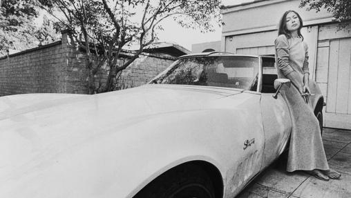 Joan Didion con su Corvette en 1971