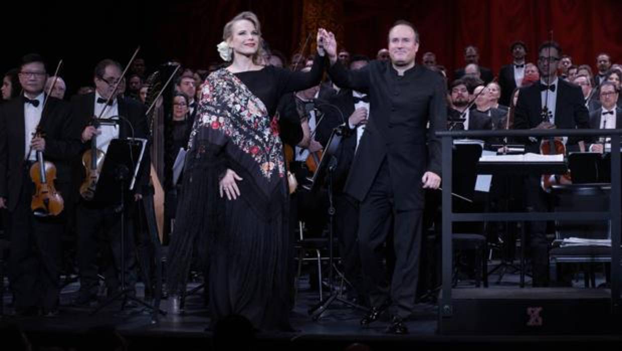 Elina Garanca y su marido, el director de orquesta Karel Mark Chichon, saludan al público tras el concierto del domingo