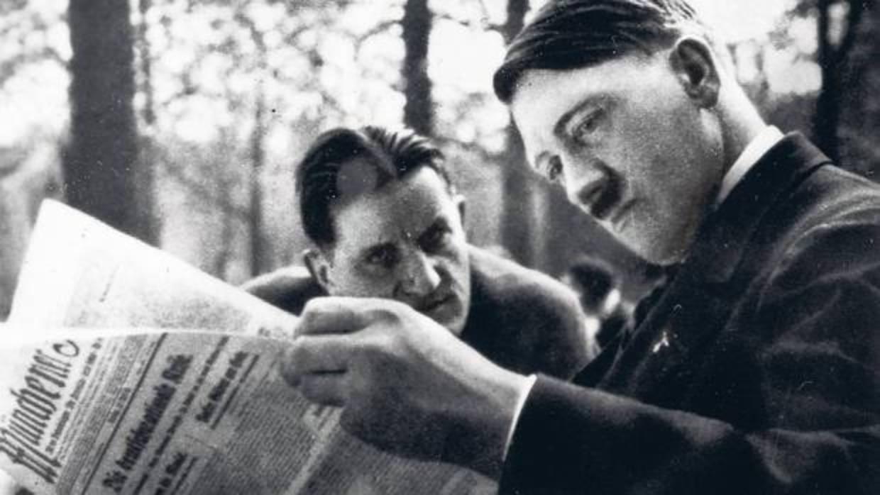 «Putzi» con Hitler en el Café HEck en 1930