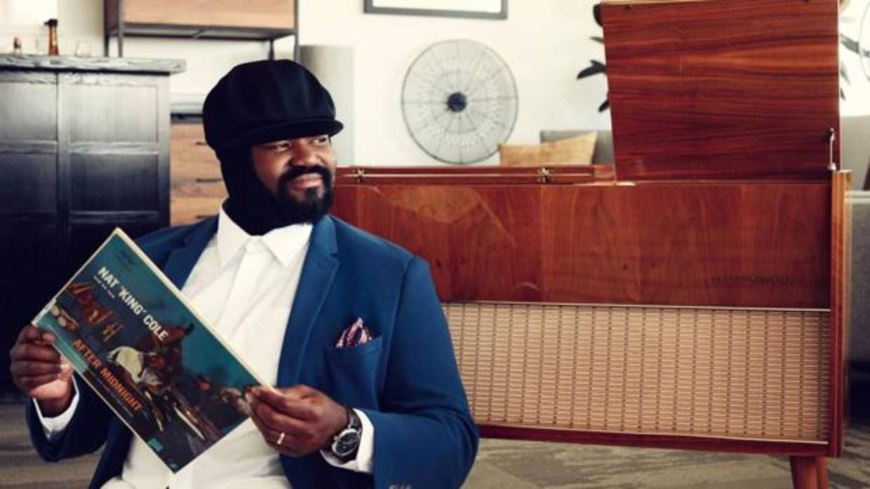 Gregory Porter, con su vinilo favorito del «maestro» Nat King Cole