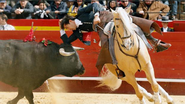 Sergio Galán y Lea Vicens, a hombros en la matinal de rejones en Fallas