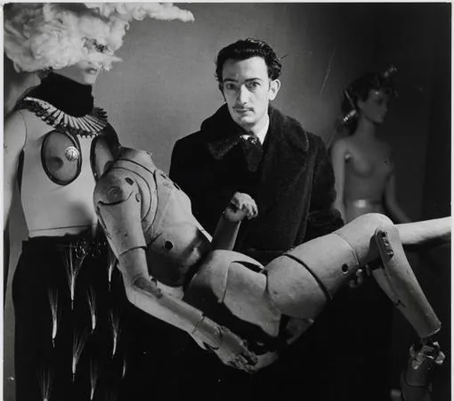Salvador Dalí y su maniquí en la «Exposition Internationale du Surréalisme», en París, 1938, en una fotografía de Denise Bellon