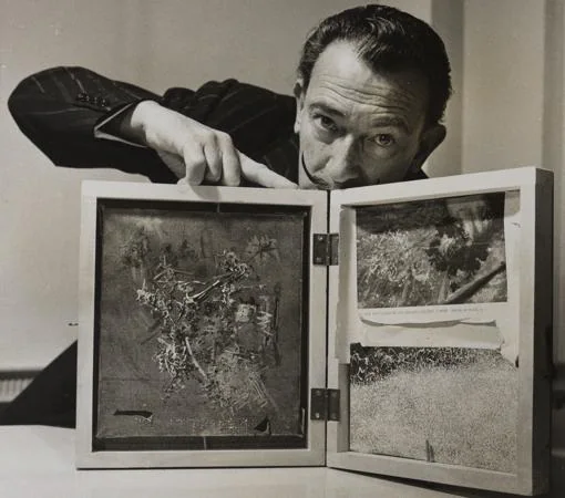 Salvador Dalí en 1960 con el óleo «La sirviente de los discípulos de Emaús», de Marta Holmes