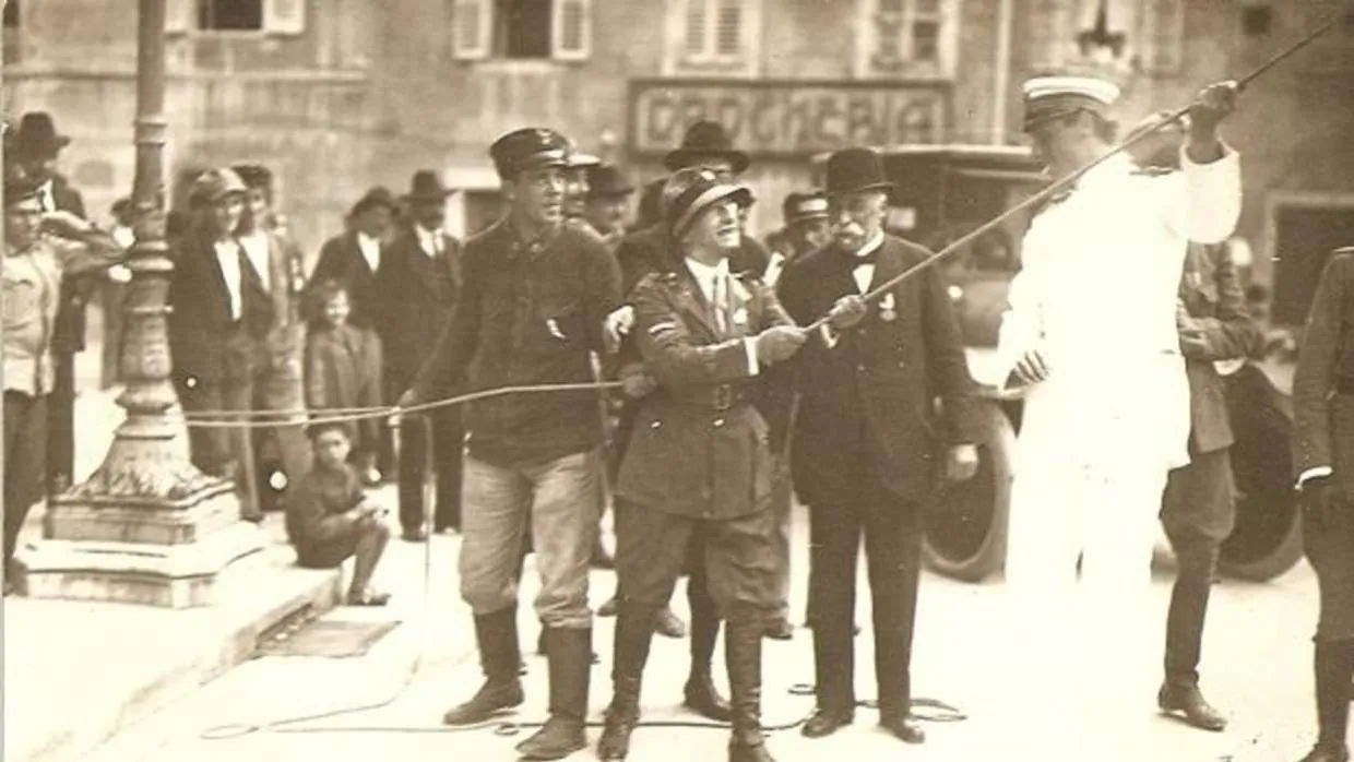 Gabriele D’Annunzio, en el centro, izando la bandera italiana en Fiume