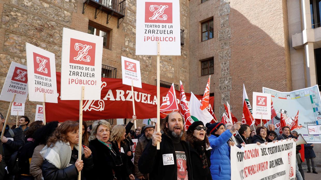 Los trabajadores de Cultura durante una de las concentraciones en protesta por el proyecto de fusión del Teatro Real y el de la Zarzuela.