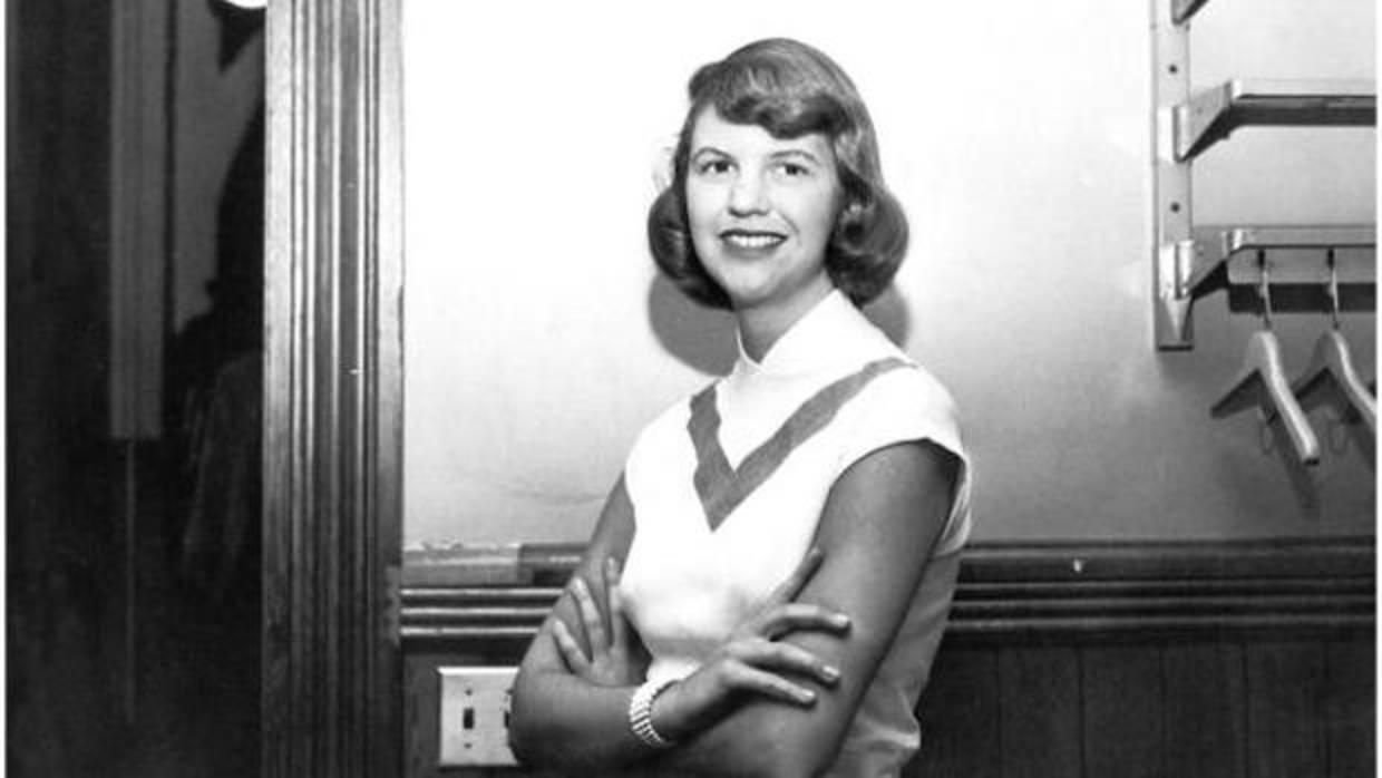 Sylvia Plath en un pasillo del Smith College en 1952-53