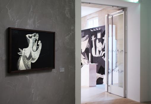 Obras relacionadas con el «Guernica» cuelgan en la muestra