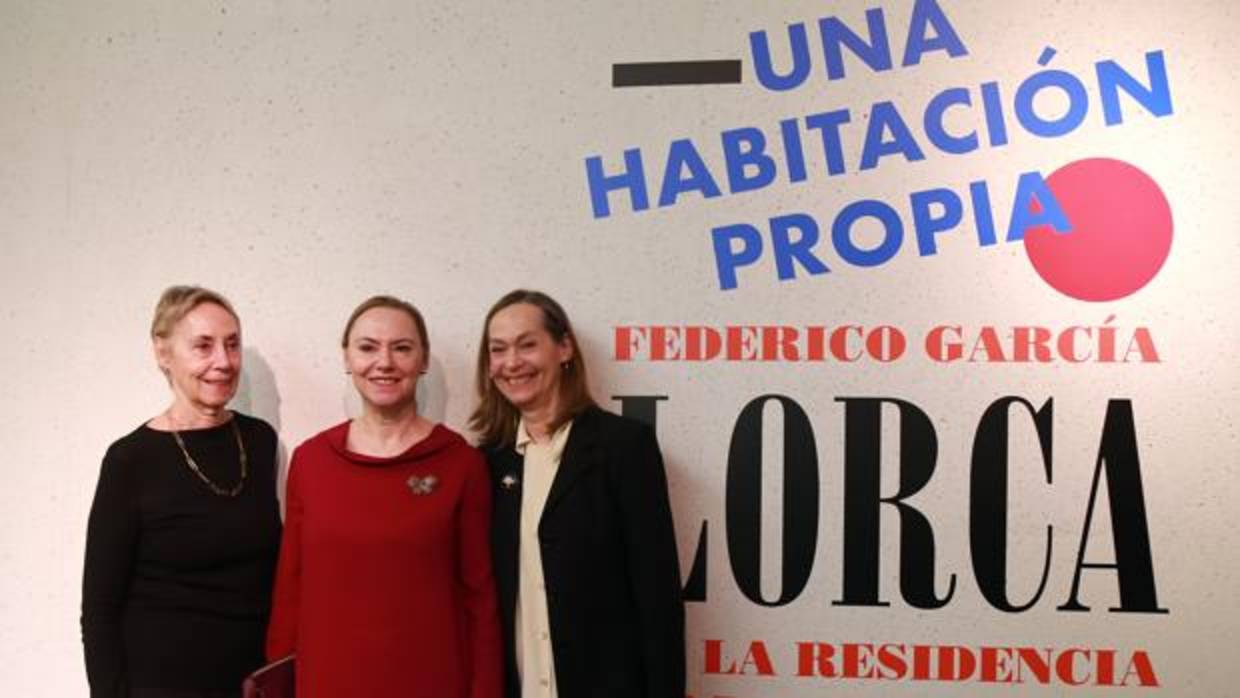 Gloria, Laura e Isabel, sobrinas de Federico García García Lorca, ayer en la presentación de la muestra