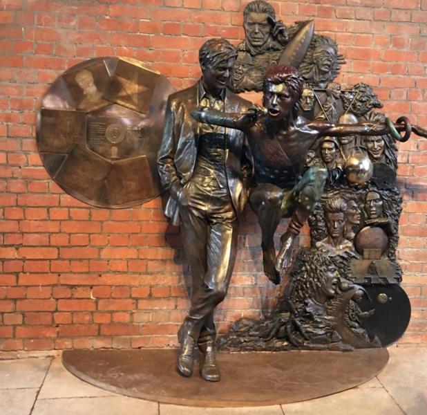 Vandalizan la escultura de David Bowie en tiempo récord