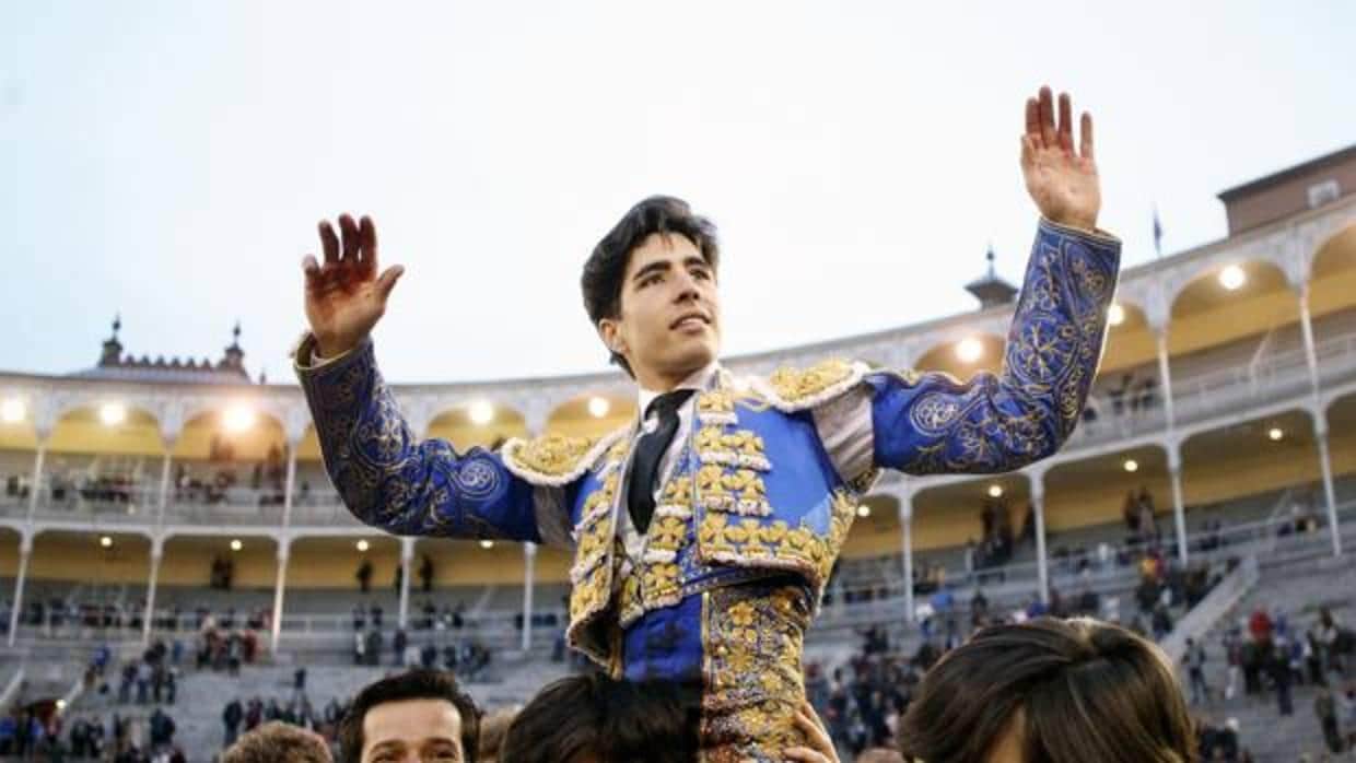 Álvaro Lorenzo sale a hombros de Las Ventas