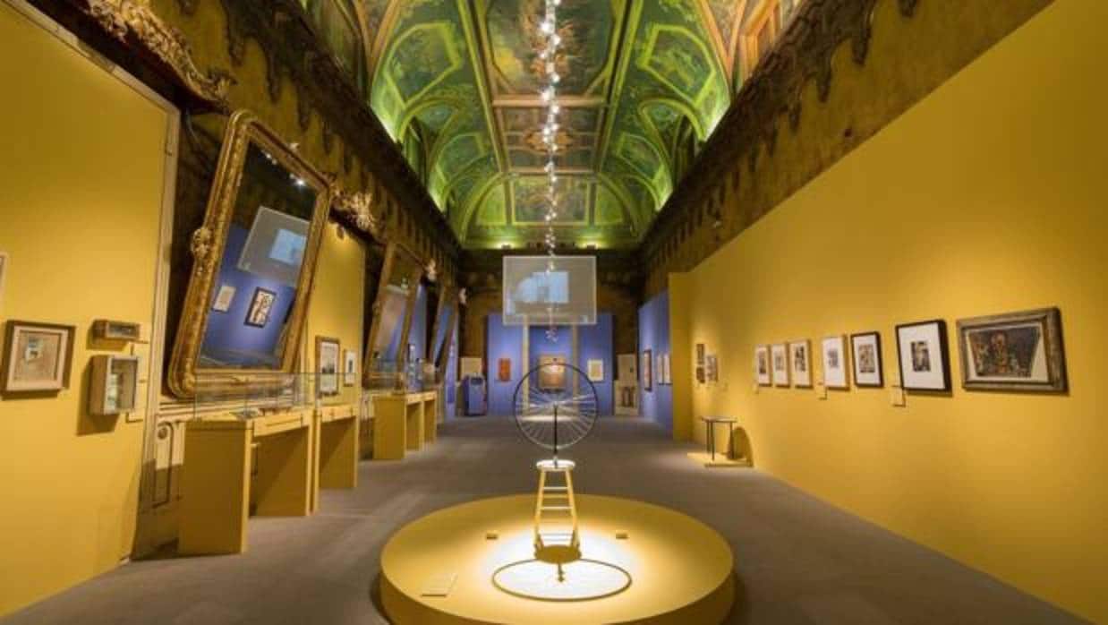 Unos de los salones nobles del palacio, inundado de obras surrealistas. En primer plano, «Rueda de bicicleta», de Duchamp