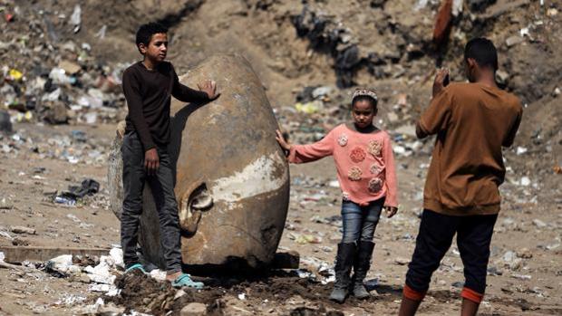 Descubren 4.500 nuevos fragmentos de la colosal estatua del faraón Psamético I