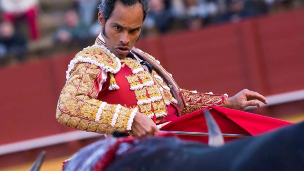 Luis Bolívar, da un pase a su de muleta a su segundo enemigo, durante la cuarta corrida de abono