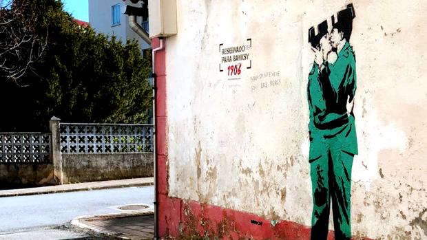 La obra, cuya autoría está pendiente de confirmación, muestra a dos agentes de la Guardia Civil besándose