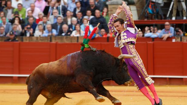 El Fandi corta una oreja a un bravo toro de Fuente Ymbro en Sevilla