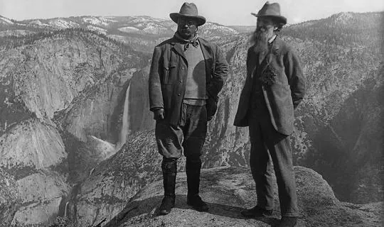 John Muir (derecha) junto al presidente Roosevelt en el parque nacional de Yosemite (1903)
