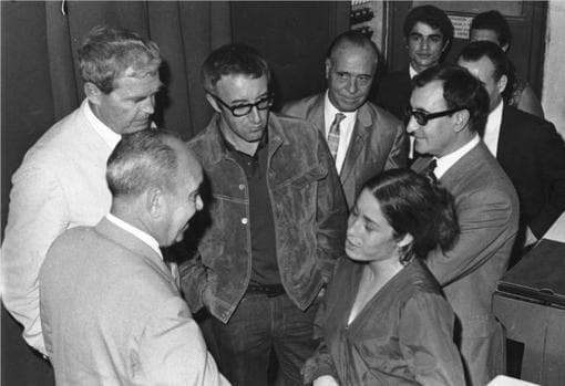 La Chana habla distendidamente en el tablao de Los Canasteros con el actor Peter Sellers (a su derecha con cazadora vaquera) y el director de «El magnífico bobo», Robert Parrish (a la izquierda con camisa blanca), en 1967