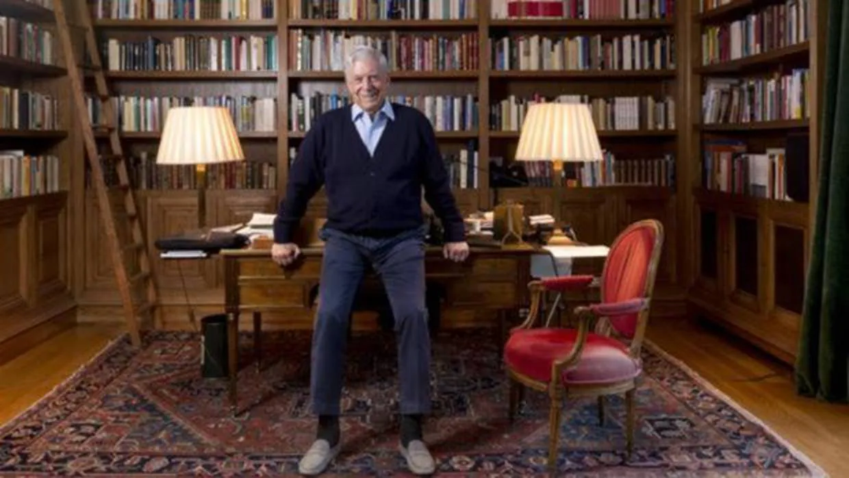 Mario Vargas Llosa, fotografiado en la biblioteca de su domicilio madrileño