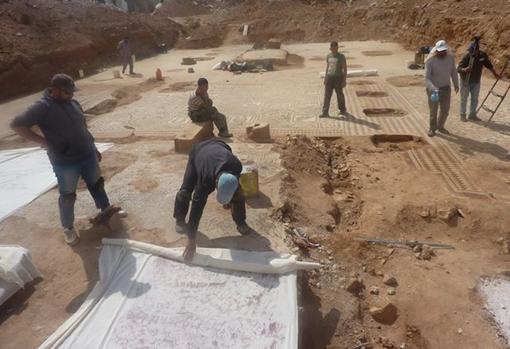 Arqueólogos trabajando en el yacimiento de Aquirabat