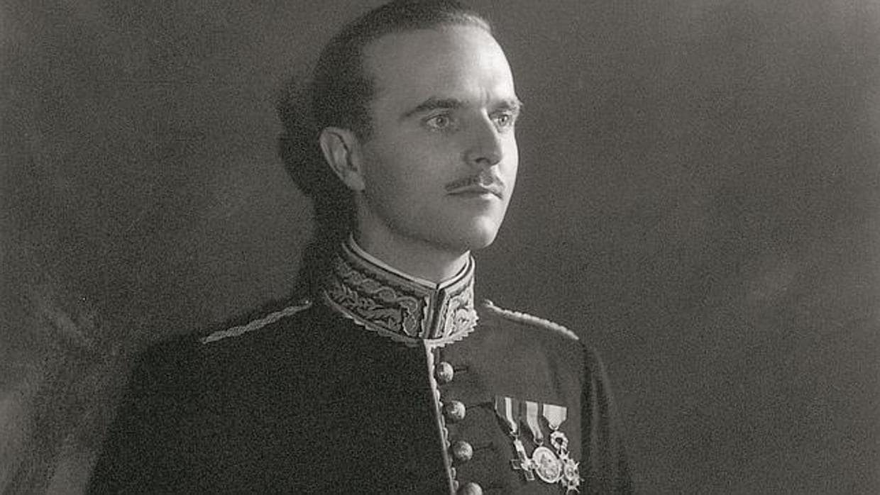 Ángel Sanz Briz, con su uniforme del cuerpo diplomático