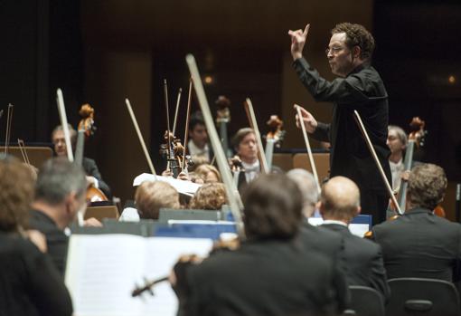 John Axelrod dirigiendo la Real Orquesta Sinfónica de Sevilla