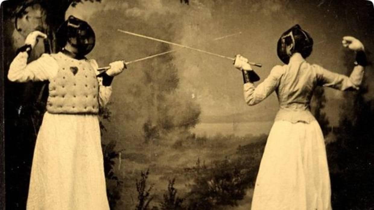Imagen de archivo. Dos mujeres practicando esgrima
