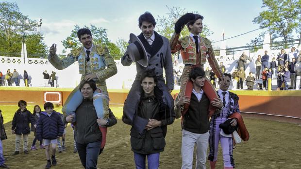 Novillada triunfal en Cazalla de la Sierra, con la terna a hombros