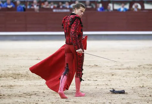 Javier Cortés, con la sangre de su grave cornada manando por el muslo izquierdo