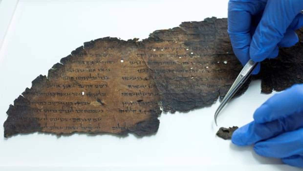 Un conservador muestra un fragmento de pergamino encontrado en Jerusalén