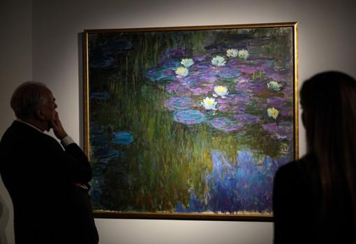 Dos personas admiran «Nenúfares», de Monet