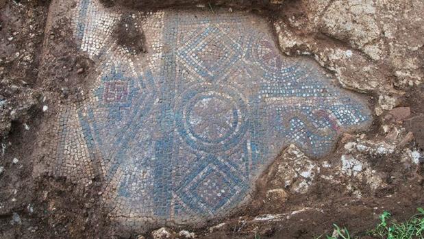 Hallado un mosaico romano polícromo en el yacimiento asturiano de Las Regueras