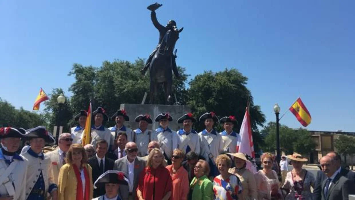 Invitados y personas ataviadas como soldados españoles, ante la estatua de Gálvez en Pensacola