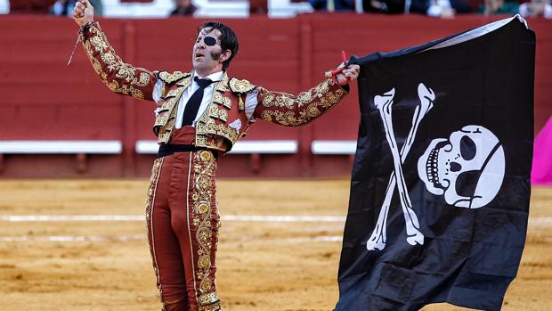 Triunfal despedida de Padilla en la vuelta de Morante en Jerez