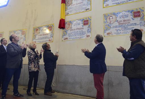 Paco Fandiño, el padre del torero homenajeado, descubre la placa en memoria de su hijo en presencia Manuel Ángel Fernández y otros miembros del Consejo Taurino