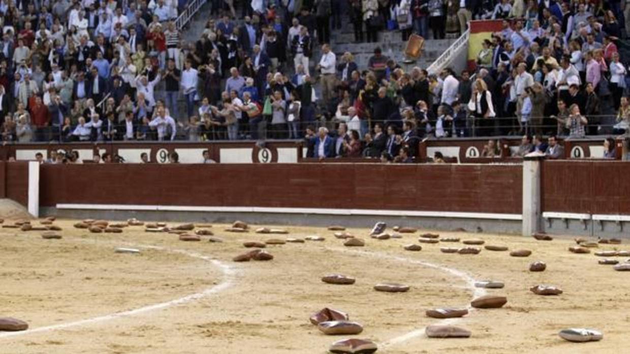 La afición lanzó almohadillas al ruedo en protesta a la no concesión de la oreja a Fortes