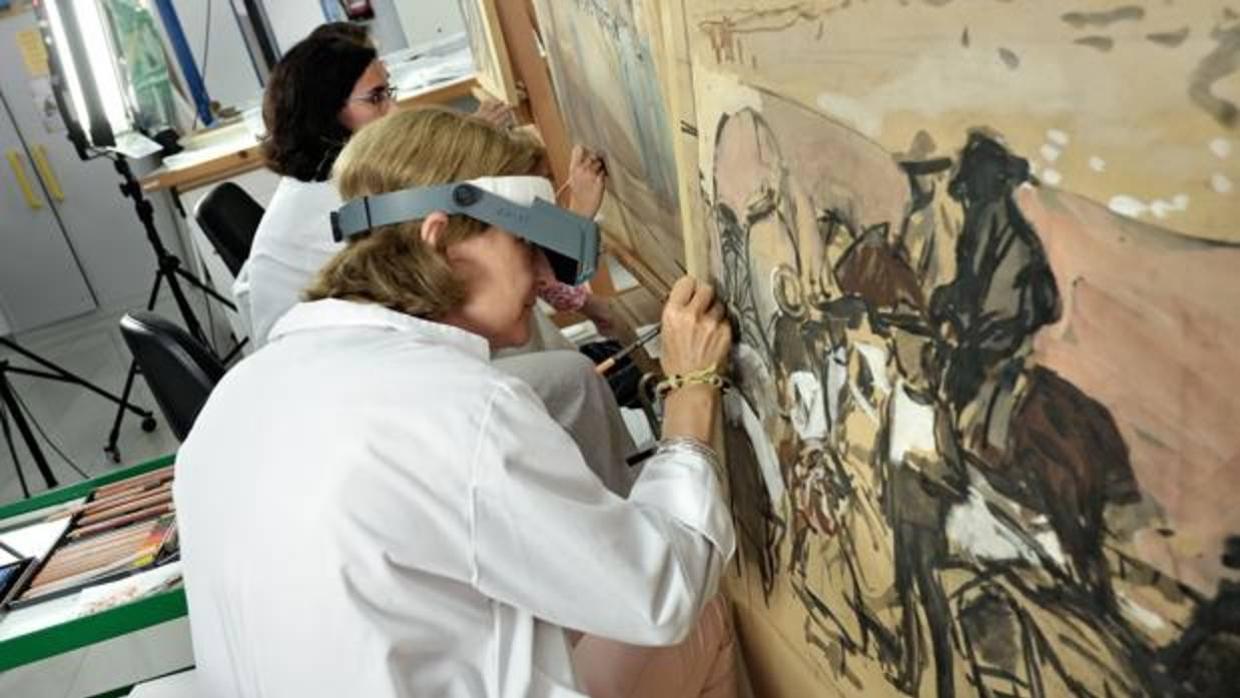 Un momento de los trabajos de restauración de los cuadros de la serie «Visión de España»