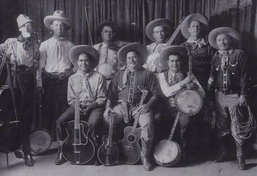 Big Chief (en el centro, con revólver), con sus hijos y varios amigos músicos