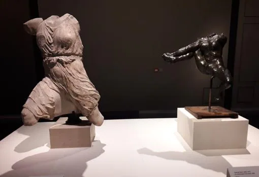 A la izquierda, «Iris», figura N del frontón oeste del Partenón. A la derecha, «Iris, mensajera de los dioses» (1895), de Rodin