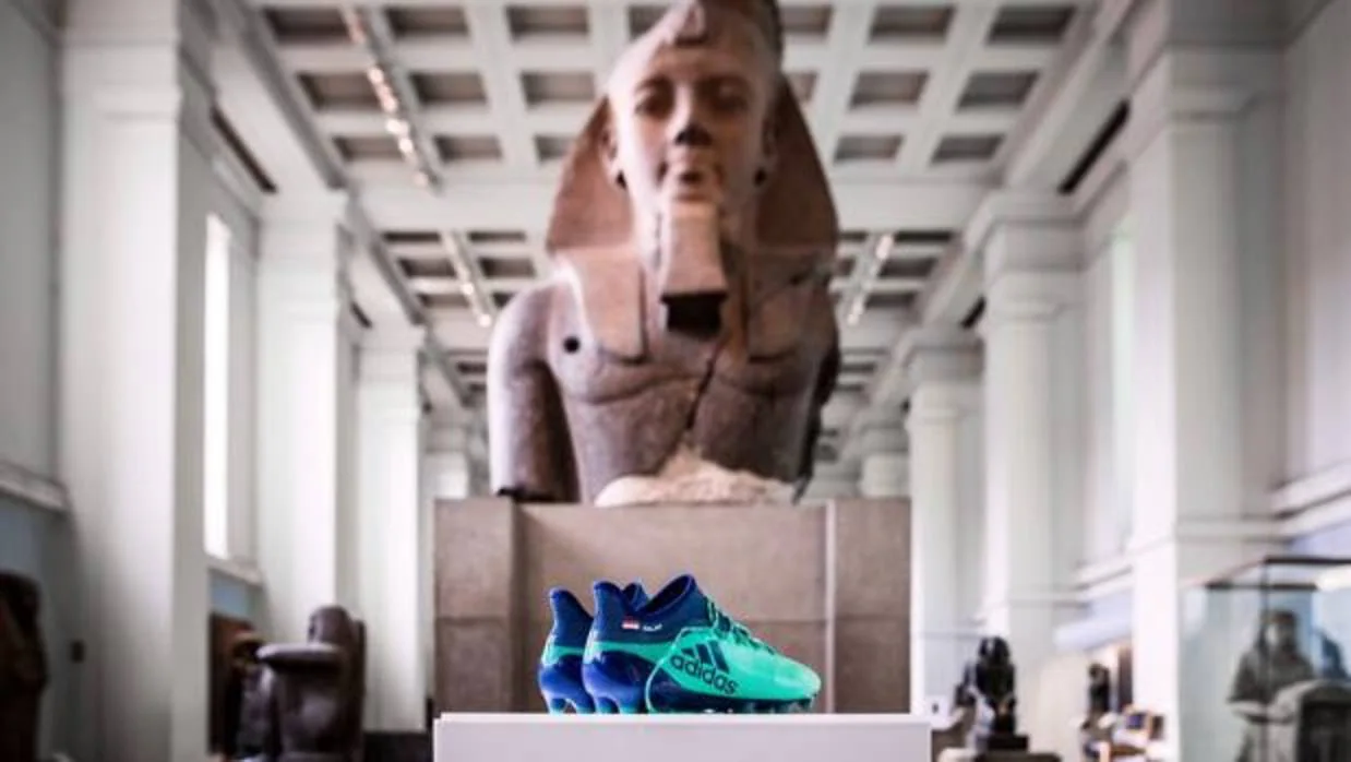 Las botas de Salah con una estatua del faraón Ramsés II de fondo
