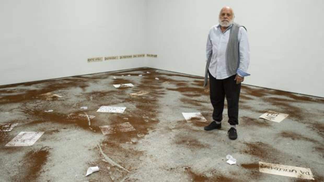 Artur Barrio, en una sala del Reina Sofía donde ha creado una instalación ex profeso con café