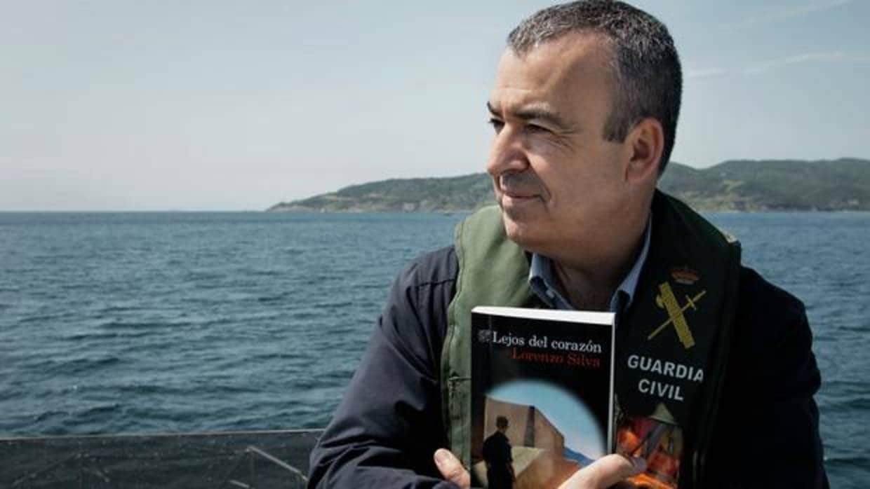 Lorenzo Silva en el Estrecho con su nuevo libro entre los brazos