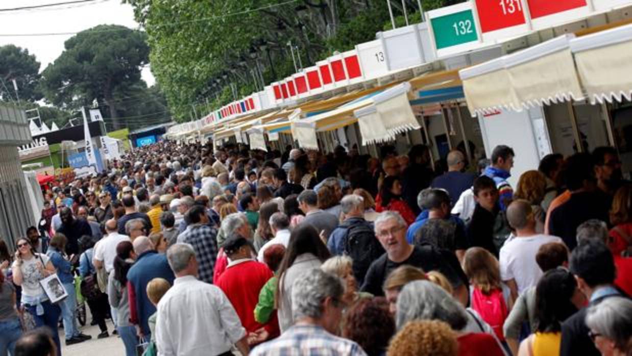 Aspecto de la Feria del Libro de Madrid durante su primer fin de semana