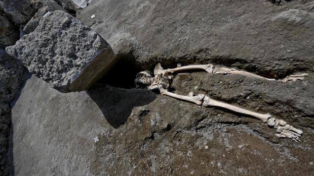 Descubren en Pompeya el esqueleto de un hombre que murió decapitado mientras huía de la lava