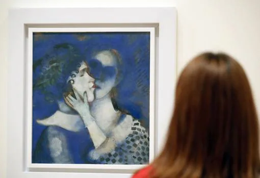 Una mujer admira «Amantes en azul» (1914), de Marc Chagall