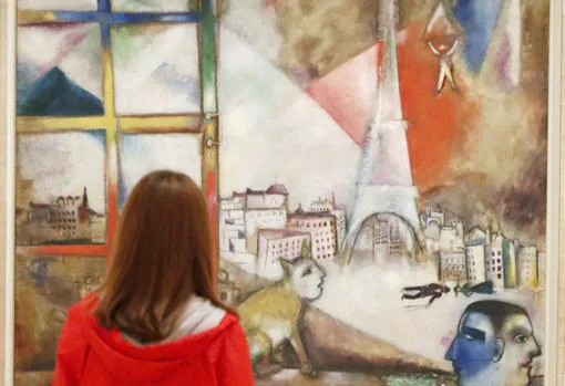 Una joven contempla «París a través de la ventana» (1913), de Marc Chagall